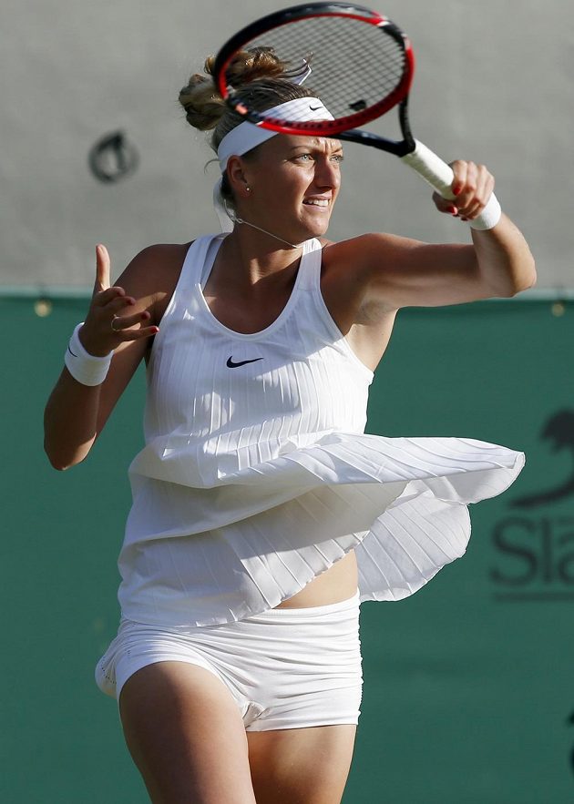 Česká tenistka Petra Kvitová v zápase s Ruskou Jekatěrinou Makarovovou v druhém kole Wimbledonu.