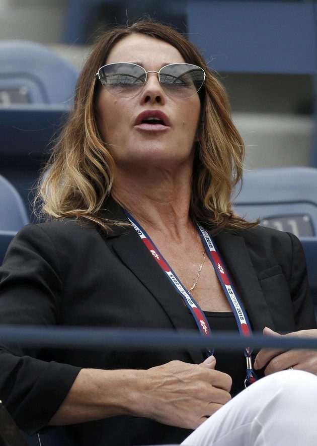Bývalý rumunská gymnastická šampiónka Nadia Comaneciová v hledišti při semifinále US Open, v němž její krajanka Simona Halepová podlehla Italce Flavii Pennettaové.