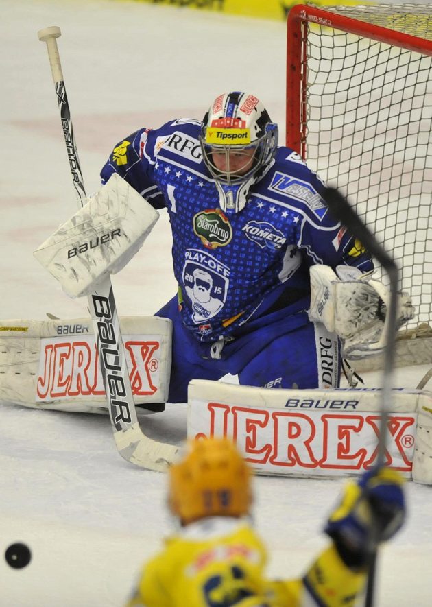 Brněnský brankář Marek Čiliak během třetího čtvrtfinálového duelu play off extraligy se Zlínem.