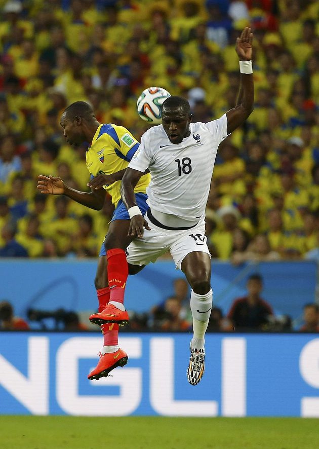 V hlavičkovém souboji se potkali Walter Ayoví (vlevo) z Ekvádoru a Francouz Moussa Sissoko.