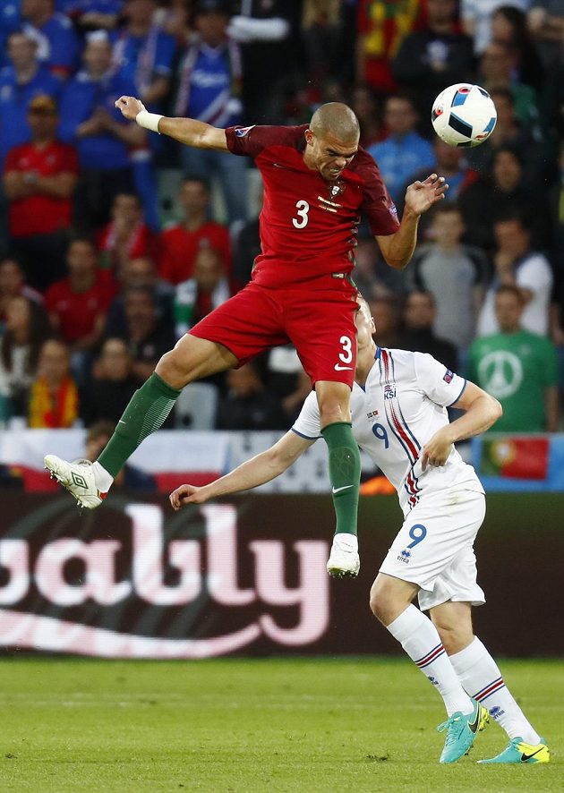 Kolbeinn Sigthórsson z Islandu (vpravo) a portugalský obránce Pepe během zápasu mistrovství Evropy.