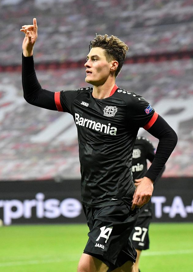 Patrik Schick se raduje poté, co vstřelil gól Leverkusenu v utkání Evropské ligy proti Hapoelu Beer Ševa.