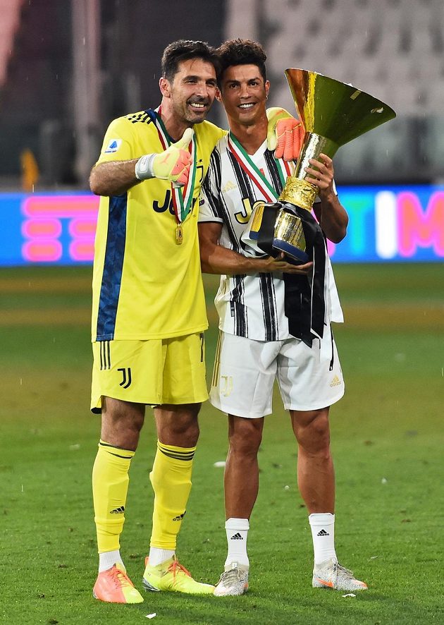 Dvě hvězdy fotbalového Juventusu Turín s mistrovským pohárem - slaví Cristiano Ronaldo a Gianluigi Buffon.