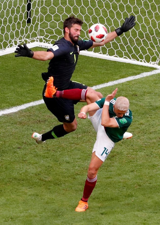 Kopačkou napřed šel útočník Mexika Javier Hernández do brankáře Brazílie Allisona.