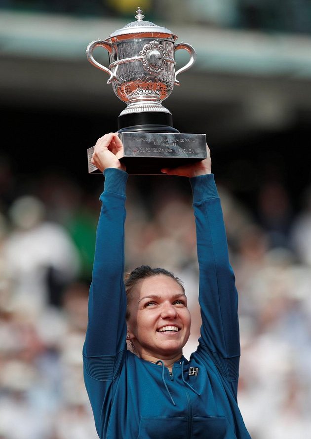 Světová jednička Simona Halepová poprvé v kariéře zvedla nad hlavu trofej pro vítězku French Open.