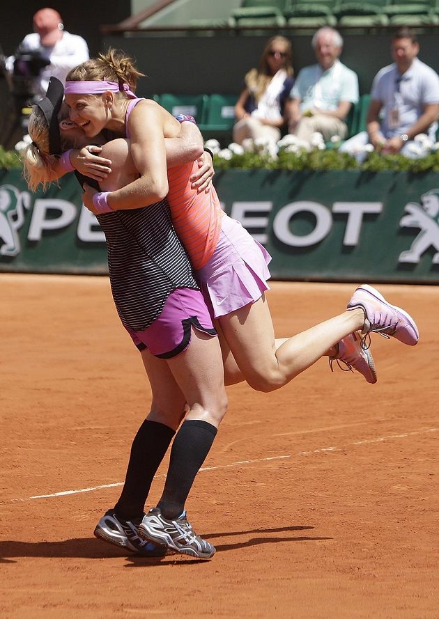 Američanka Bethanie Matteková-Sandsová (vlevo) a česká tenistka Lucie Šafářová se radují z vítězství v deblu na Roland Garros.