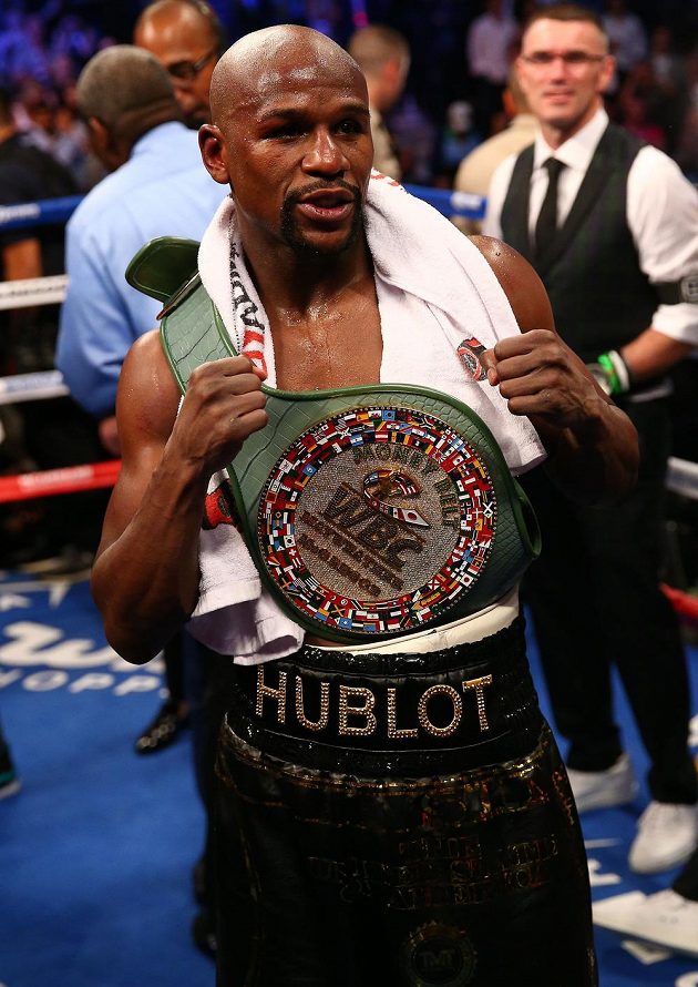 Je můj. Floyd Mayweather si může pás pro vítěze odvést domů. Conora McGregora porazil v 10. kole technickým K.O.