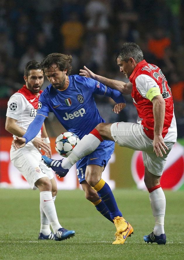 Souboj dvou veteránů a zároveň tvůrců hry - Jeremy Toulalan (vpravo) z Monaka a Andrea Pirlo z Juventusu.