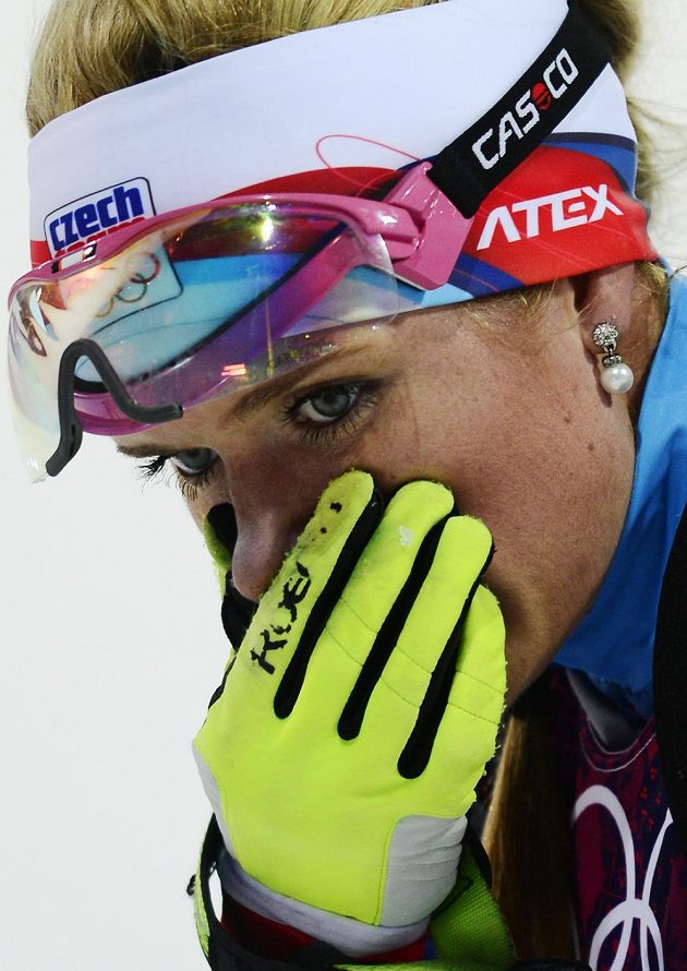 Zklamaná biatlonistka Gabriela Soukalová v cíli intervalového závodu na 15 km v Soči.
