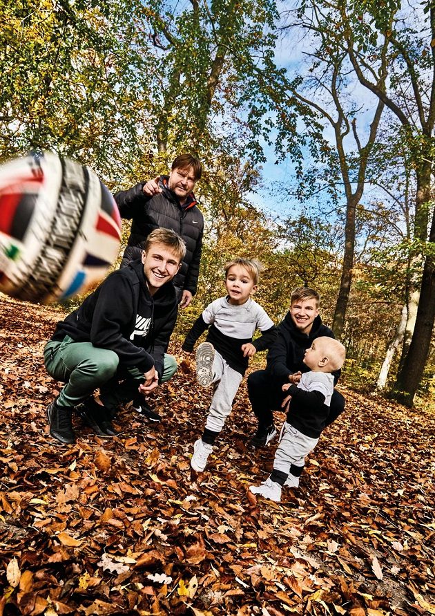 U Frýdků dávají dohromady Klapzubovu jedenáctku... Děda Martin, synové Christian a Martin a jeho kluci Sebastian a Tobias.