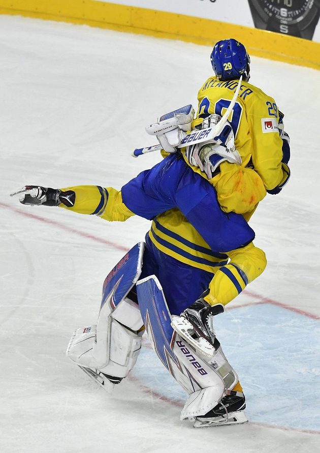 Brankář Henrik Lundqvist ztrácí rovnováhu pod náporem Williama Nylandera. Je rozhodnuto, Švédové jsou mistry světa.