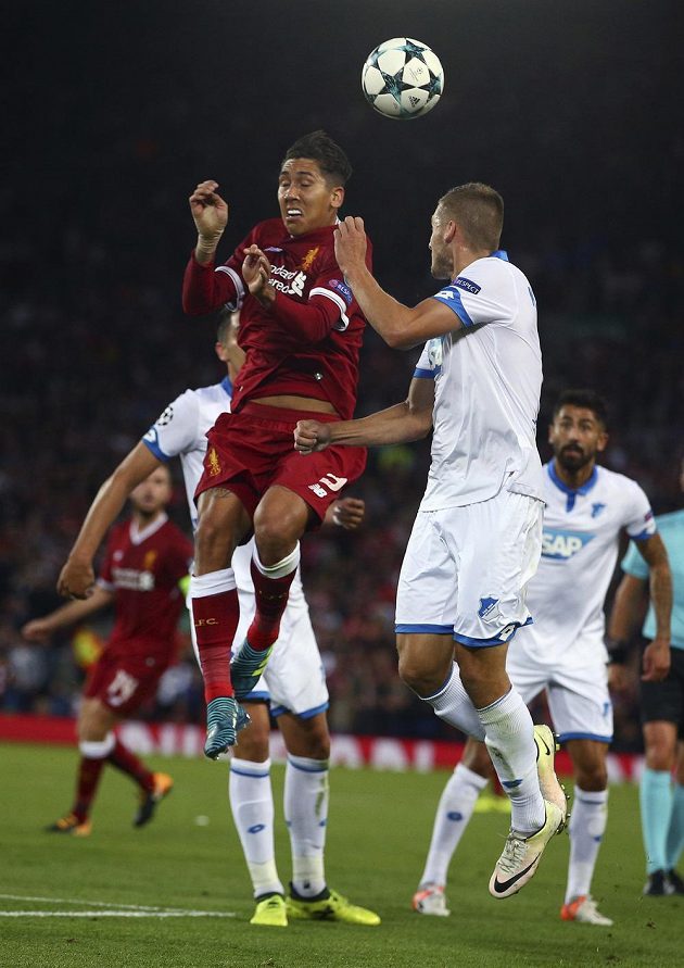 Liverpoolský Roberto Firmino (vlevo) ve vzdušném souboji s Pavlem Kadeřábkem z Hoffenheimu v odvetě play off Ligy mistrů.