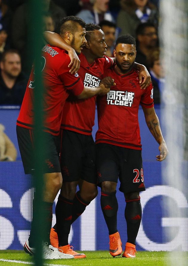 Zleva Salomón Rondón, Saido Berahino a Stephane Sessegnon oslavují vedoucí trefu West Bromu na hřišti Leicesteru.
