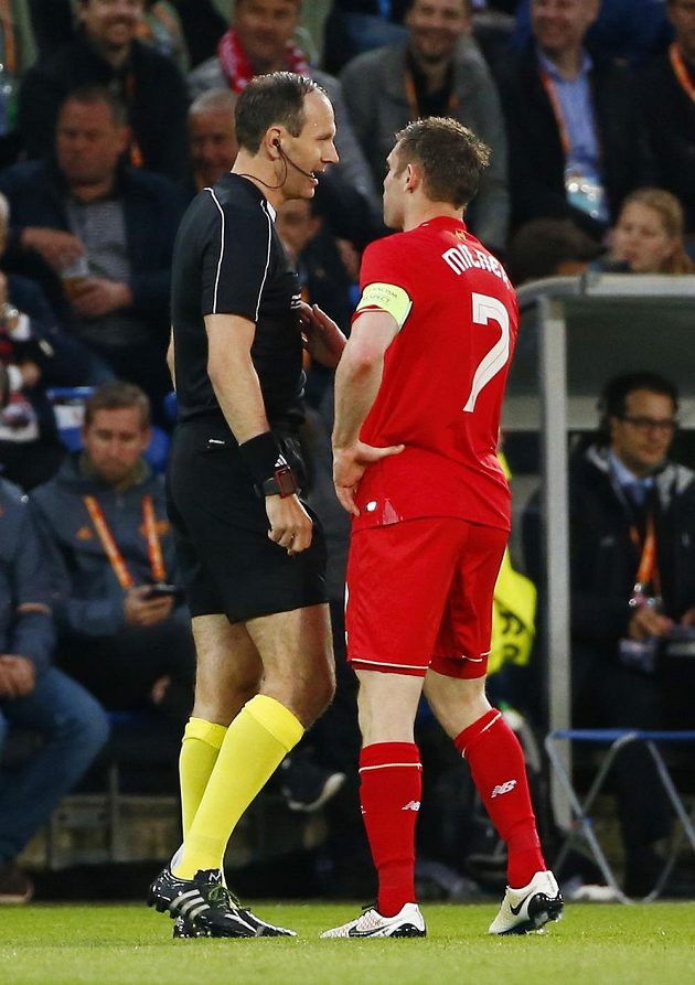 Liverpoolský James Milner v rozmluvě s Jonasem Erikssonem ve finále Evropské ligy.