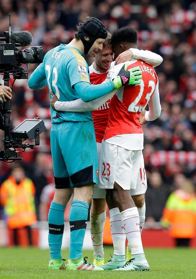 Fotbalisté Arsenalu brankář Petr Čech, obránce Nacho Monreal a útočník Danny Welbeck se radují z vítězství v 26. kole anglické Premier League proti Leicesteru.
