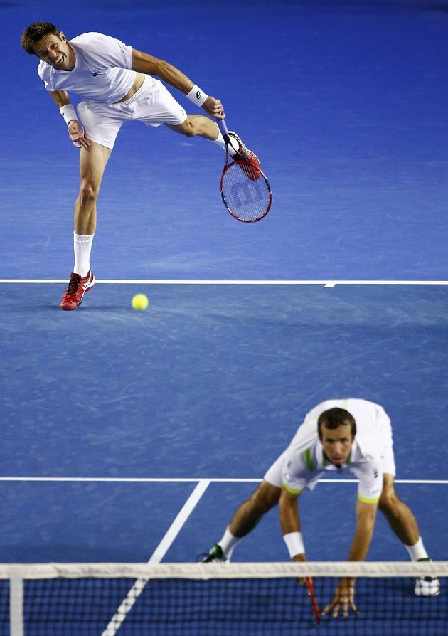 Kanaďan Daniel Nestor podává ve finále debla na Australian Open. U sítě je Radek Štěpánek.