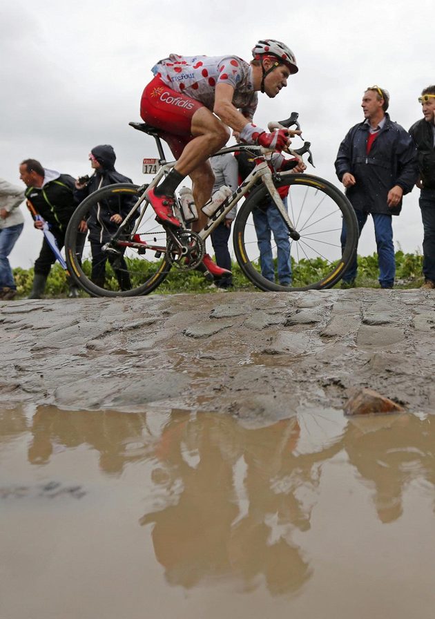 Francouz Cyril Lemoine, zatím nejlepší vrchař Tour, na trati těžké páté etapy.