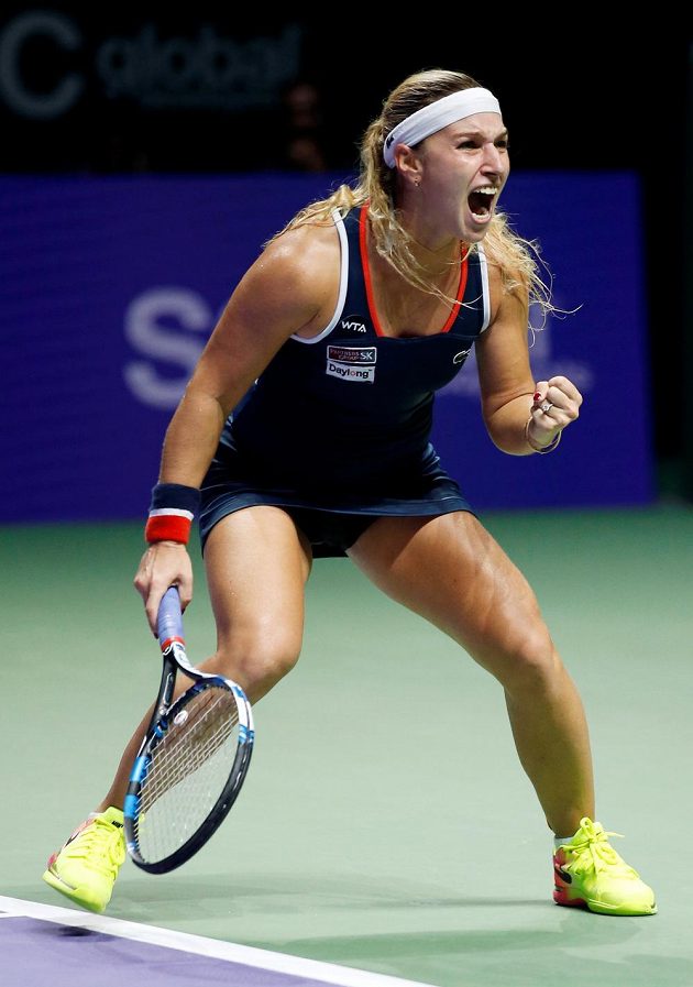 Slovenská tenistka Dominika Cibulková slaví vítězství nad Rumunkou Simonou Halepovou na Turnaji mistryň.