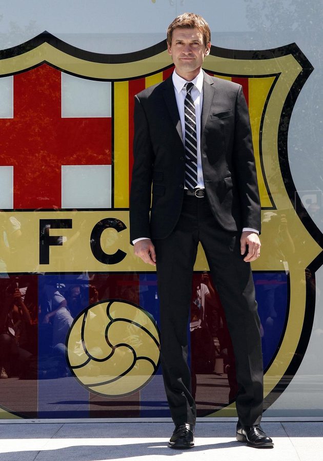 Takhle před dvěma lety Tito Vilanova pózoval fotografům poté, co byl oficiálně jmenován hlavním trenérem Barcelony.