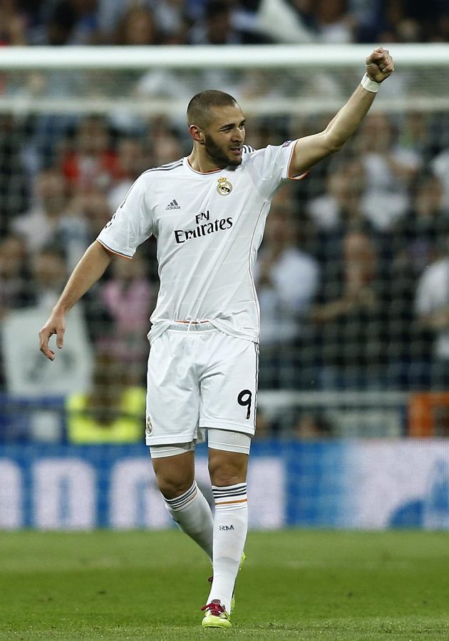 Karim Benzema z Realu Madrid oslavuje svoji trefu v semifinále Ligy mistrů s Bayernem Mnichov.