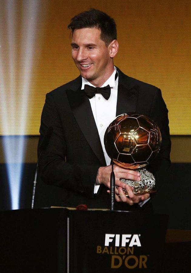 Argentinec Lionel Messi se Zlatým míčem FIFA pro nejlepšího fotbalistu za rok 2015.