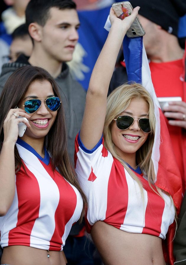 Paraguay uhrála proti Argentině remízu 2:2, k velké radosti těchto dvou dam.