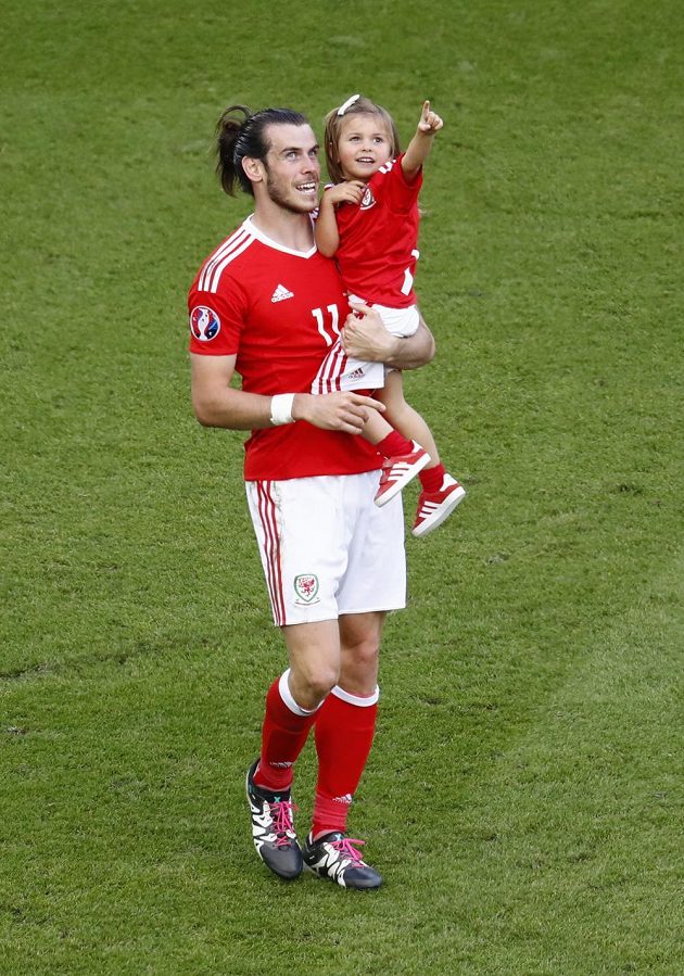 Gareth Bale s dcerkou Albou Violet na trávníku po utkání se Severním Irskem.