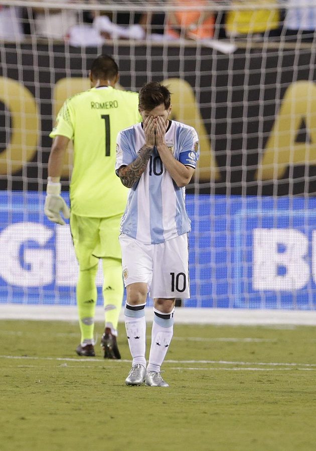 Argentinská hvězda Lionel Messi (10) po neproměněné penaltě v rozstřelu finále s Chile.