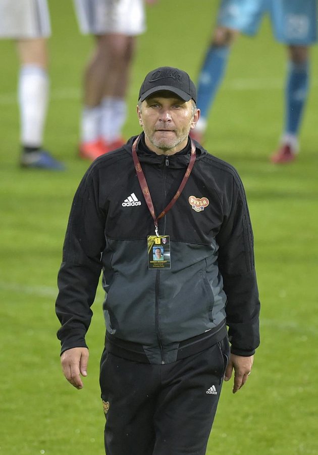 Zklamaný trenér Dukly Praha Roman Skuhravý odchází z hřiště po skončení zápasu. Dukla opouští nejvyšší soutěž.