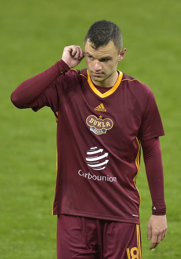 Daniel Souček z Dukly Praha po skončení zápasu, který potvrdil, že fotbalová Dukla mizí z prvoligové mapy.