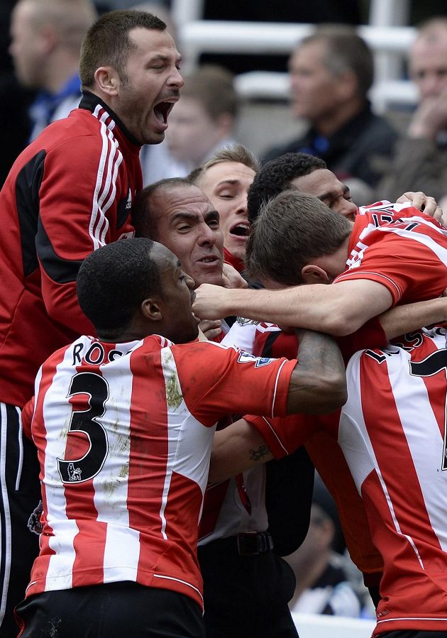 Po třetí brance do sítě Newcastlu neváhal Di Canio zamířit přímo do klubka radujících se hráčů Sunderlandu.