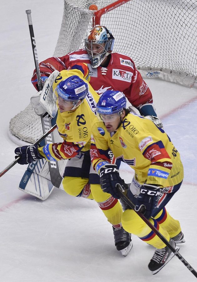 Martin Beránek z Českých Budějovic, brankář Třince Josef Kořenář a Daniel Voženílek z Českých Budějovic v akci během extraligového utkání.