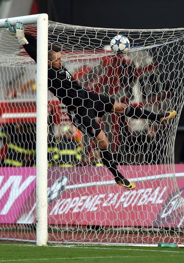 Brankář Martin Šustr z Baníku Ostrava si tentokrát mohl oddechnout. Míč po útoku Mladé Boleslavi skončil na horní síti. Baník ale zápas prohrál 0:1.