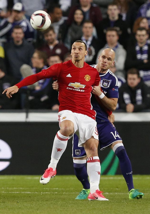 Bram Nuytinck z Anderlechtu střeží snajpra Manchesteru United Zlatana Ibrahimovice.