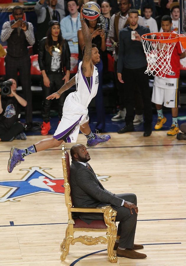 McLemore dává koš při skoku přes O'Neala. Jeden z pamětihodných kousků dovednostních soutěží Utkání hvězd NBA.