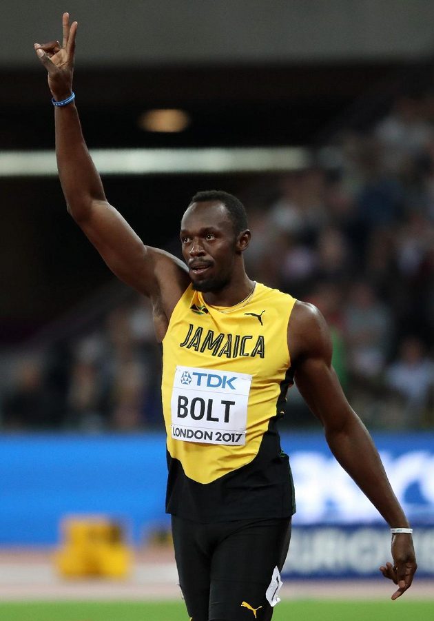 Sprinterský král Usain Bolt zdraví diváky na stadiónu v Londýně po výhře v rozběhu.