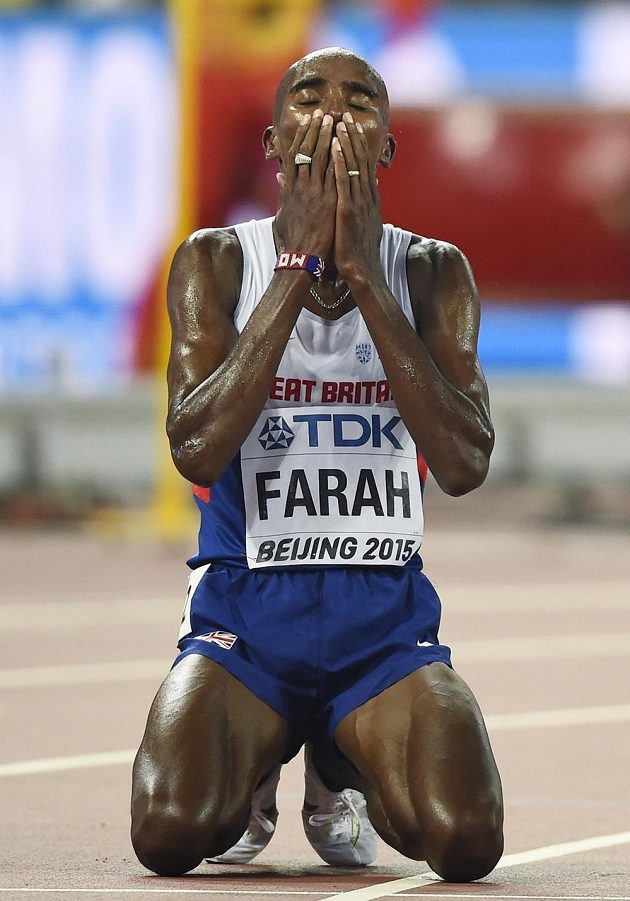 Brit Mo Farah se raduje z titulu mistra světa na trati 10 000 m na mS v Pekingu.
