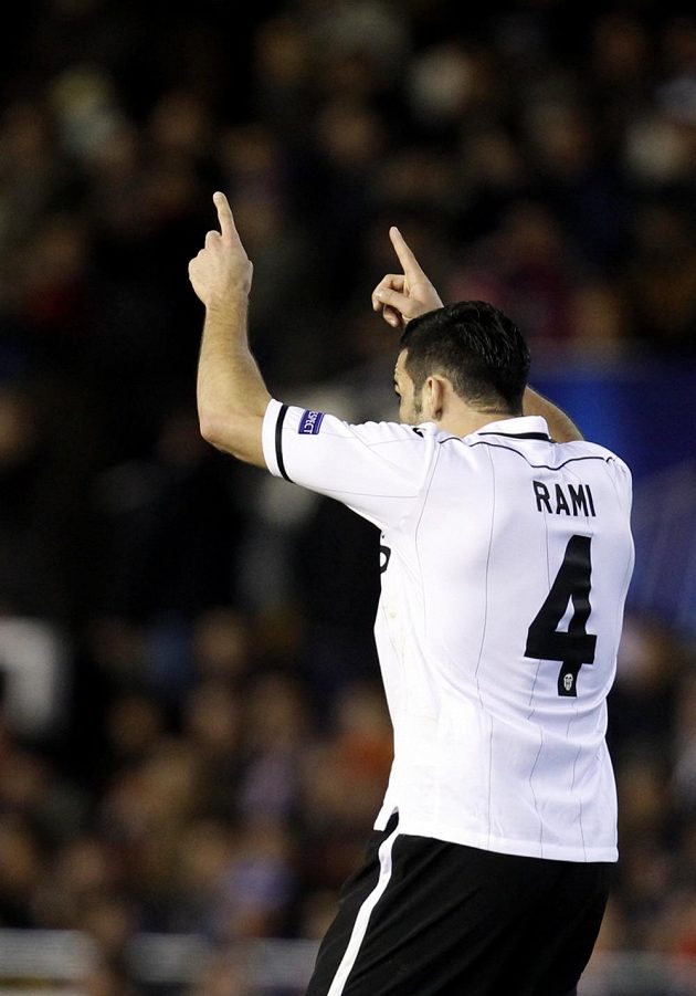 Obránce Valencie Adil Rami se raduje z branky, kterou vstřelil v závěru zápasu s Paris Saint-Germain.