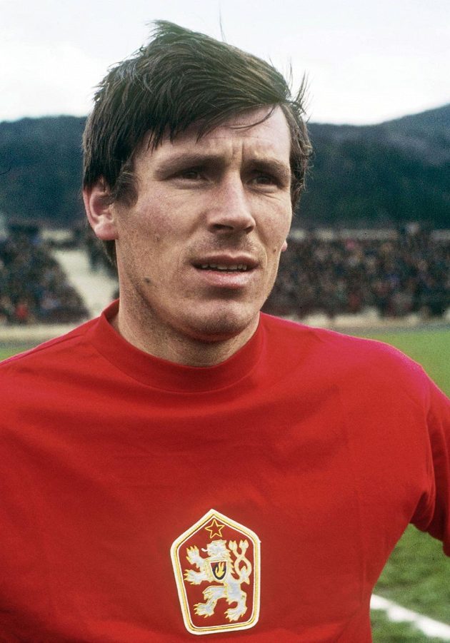 Ve věku 76 let zemřel bývalý útočník Jozef Adamec (na archivním snímku z roku 1970), legenda slovenského fotbalu a stříbrný medailista z mistrovství světa 1962 v Chile. Člen Klubu ligových kanonýrů i Síně slávy slovenského fotbalu byl po ukončení hráčské kariéry úspěšným trenérem.