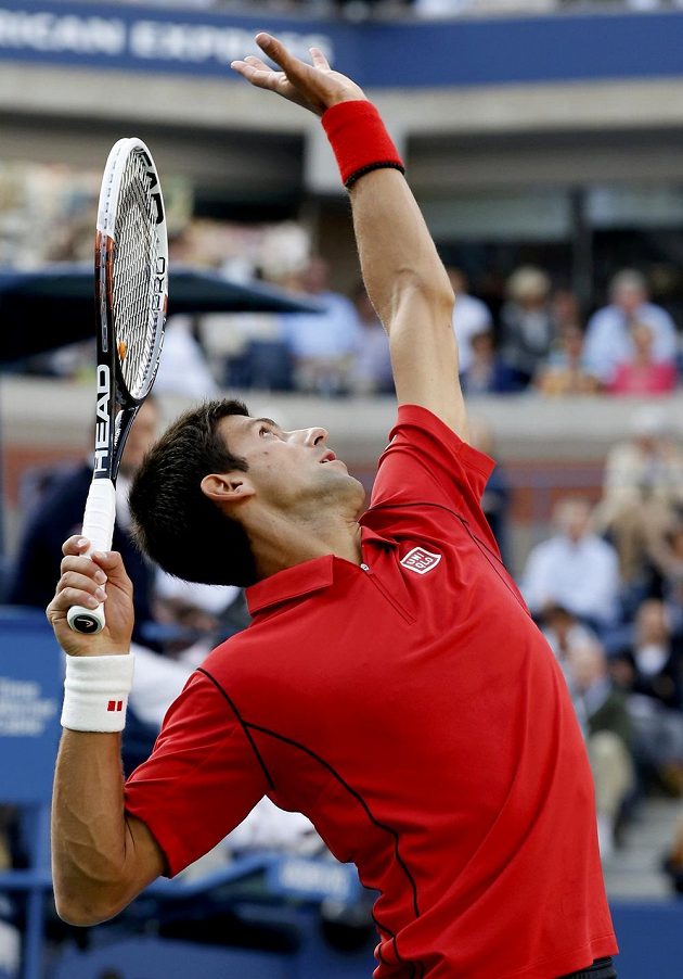 Servírující světová jednička Novak Djokovič během finále US Open proti Rafaelu Nadalovi.
