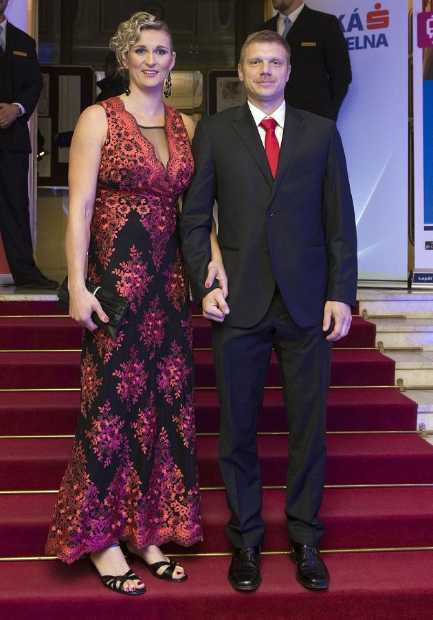 Vyhlášení ankety Atlet roku 2016. Po červeném koberci přichází oštěpařka Barbora Špotáková a její partner Lukáš Novotný.