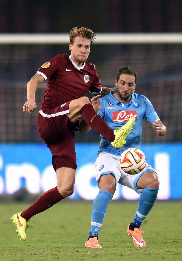 Sparťanský stoper Radoslav Kováč (vlevo) se snaží dostat k míči přes neapolského útočníka Gonzala Higuaína.