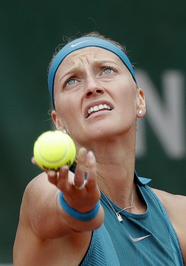 Podávající Petra Kvitová. 