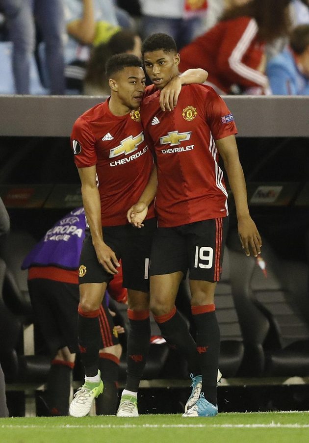 Střelec gólu United Marcus Rashford (vpravo) přijímá gratulace od spoluhráče Jesseho Lingarda.