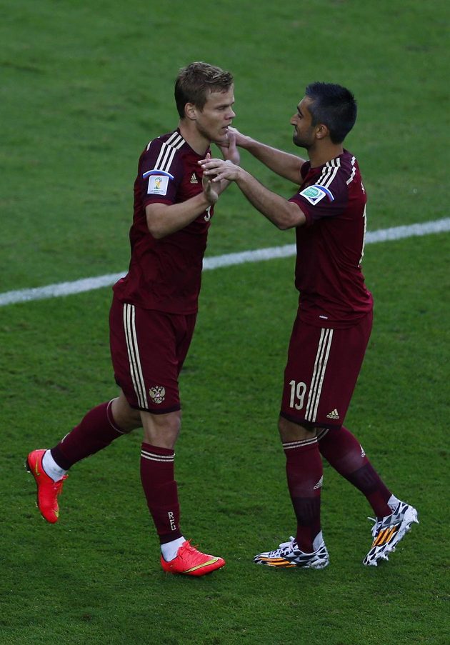 Alexandr Kokorin (vlevo) a Alexandr Samedov slaví vedoucí gól Ruska nad Alžírskem.