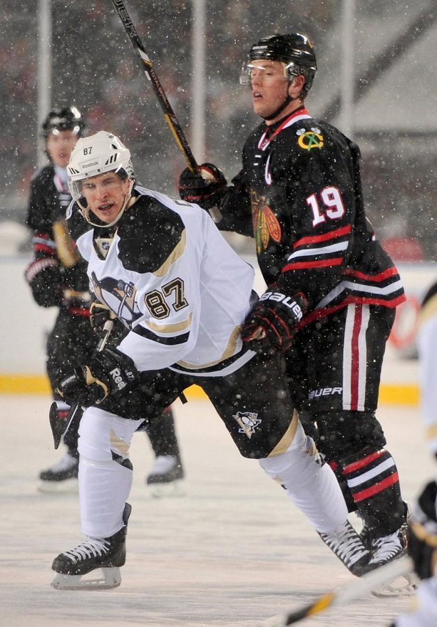 Sněhování vánice hokeji na kráse nepřidala. Na snímku kapitáni mužstev Crosby (vlevo) a Toews.