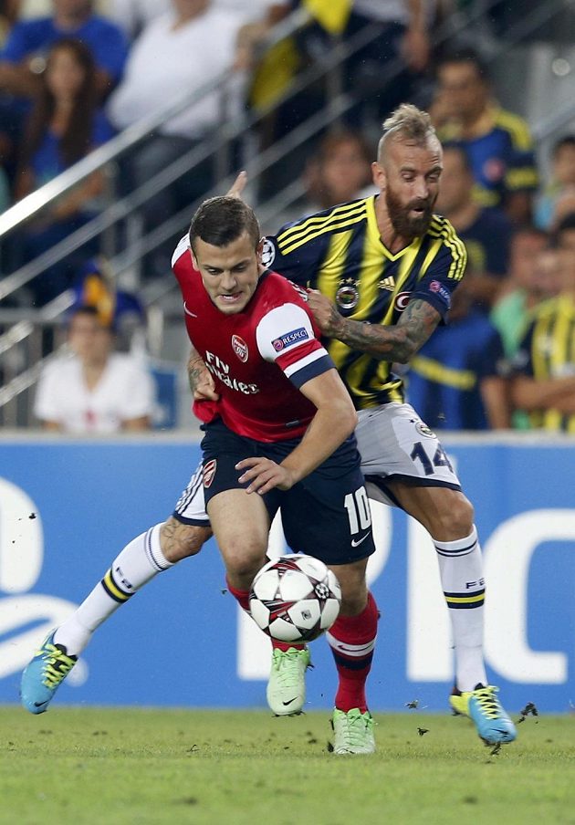 Jack Wilshere z Arsenalu (vlevo) bojuje o míč s Raulem Meirelesem, záložníkem Fenerbahce.