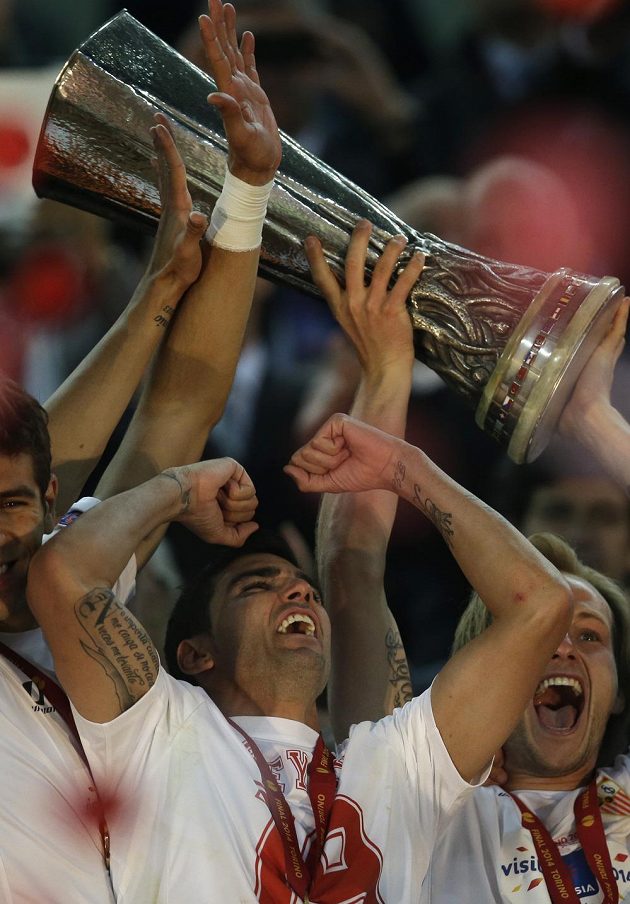 José Antonio Reyes a Ivan Rakitič (vpravo) ze Sevilly se radují z vítězství v Evropské lize.