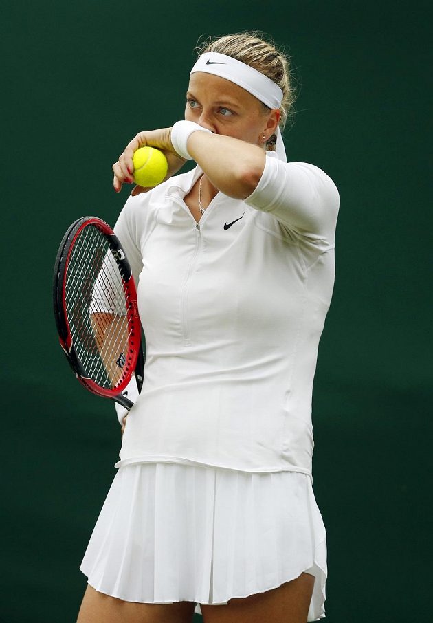 Petra Kvitová se chystá na podání v zápase se Soranou Cirsteaovou z Rumunska.