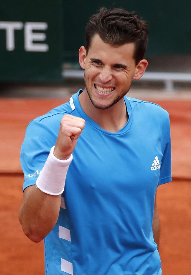 Radost v podání Rakušana Dominica Thiema během finále French Open proti Rafaelu Nadalovi.